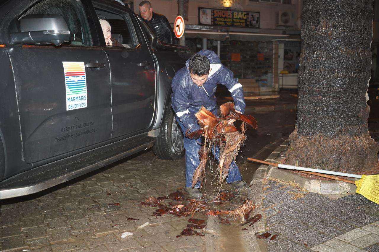 Marmaris’te Şiddetli Yağış ve Fırtına: 25 Ağaç Devrildi, Ekipler Seferber Oldu 1